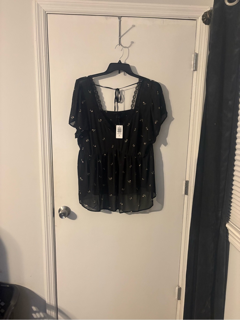 Torrid size 2 Black Floral Tie-Back Peplum Blouse - Women-New with tags
